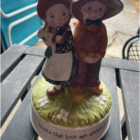Vintage Holly Hobbie "Hearts that Love are Always Young"  Rotating Music Box - Picture 1 of 5